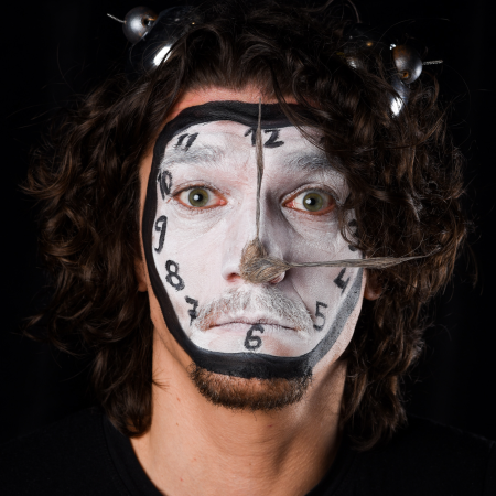 Młody mężczyzna z narysowanym na twarzy zegarem