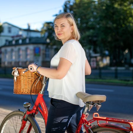 Młoda kobieta na rowerze